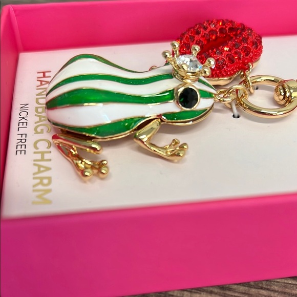 True To Form | Charming Frog 🐸 💋 Bag Charm - Picture 5 of 6
